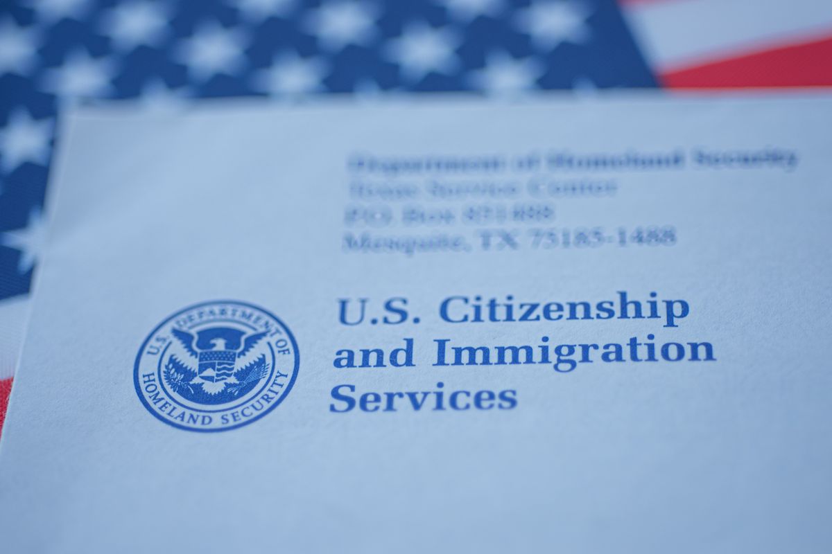 Ilustrasi logo U.S Citizenship and Immigration Services