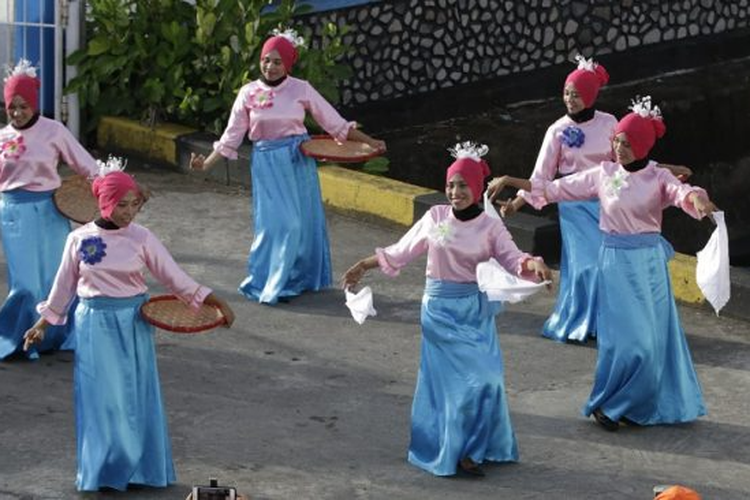 Ilustrasi tari Lenso Maluku 