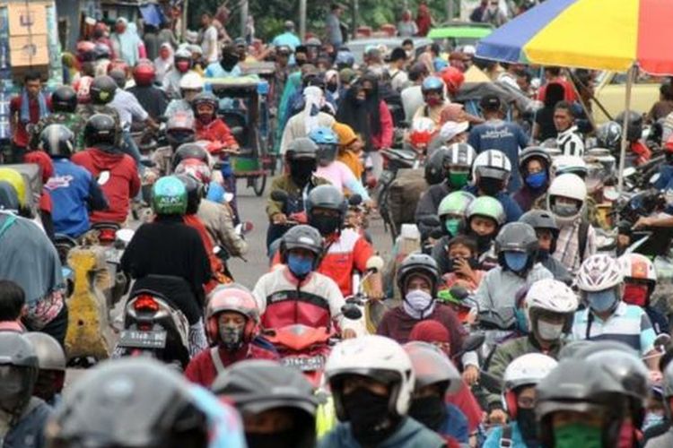 Sejumlah warga dan pengendara motor memadati kawasan Pasar Anyar, Kota Bogor, Jawa Barat, Senin (18/05) 