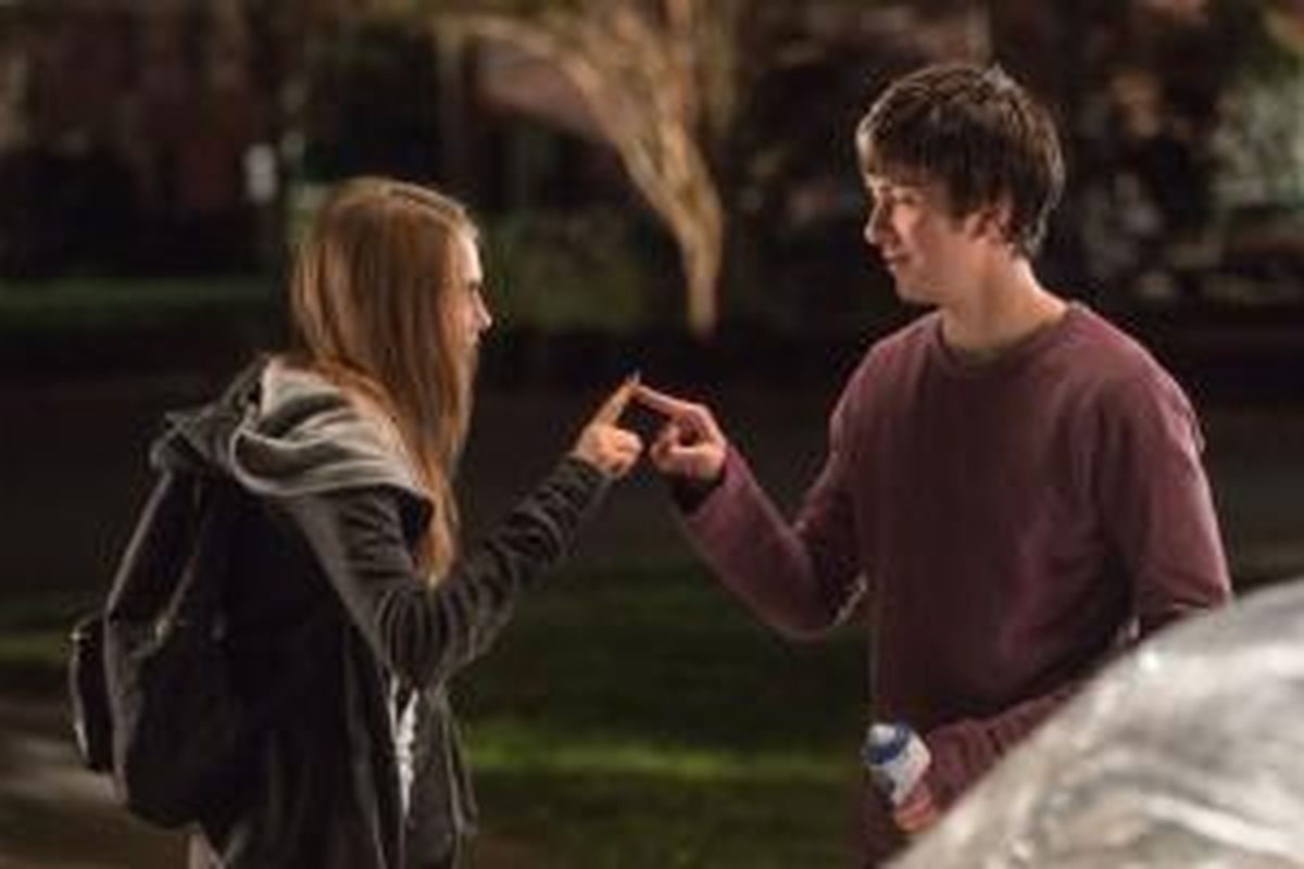 Nat Wolff dan Cara Delevingne dalam Paper Towns