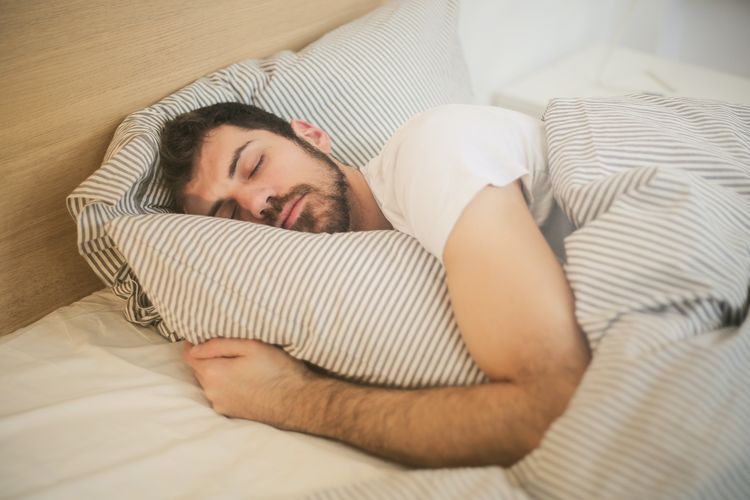 Meninggikan posisi kepala saat berbaring di tempat tidur sebagai salah satu cara mengatasi asam lambung naik.