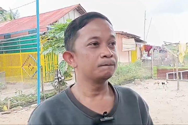 Adi Rosiadi (36) suami Anti Puspitasari (22) ibu hamil muda yang ditemukan tewas dalam kamar hotel setelah check in dengan pria lain, saat berada di rumah duka, Senin (13/10/2025).