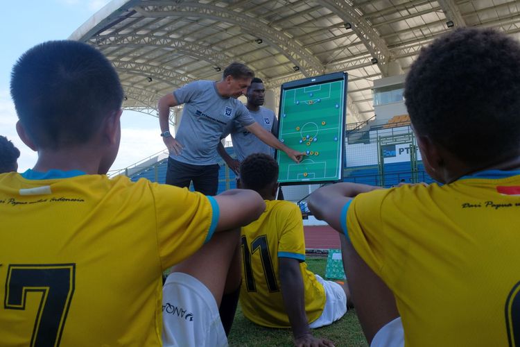 Direktur Papua Football Academy, Wolfgang Pikal, bersama pelatih Melky Arnesius Papare memberikan arahan kepada para pemain pada sesi latih tanding, Jumat (10/2/2023) pagi waktu lokal.