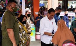 Jokowi Blusukan ke Pasar Cibinong dan Pasar Gunung Batu untuk Bagikan Bansos kepada Pedagang