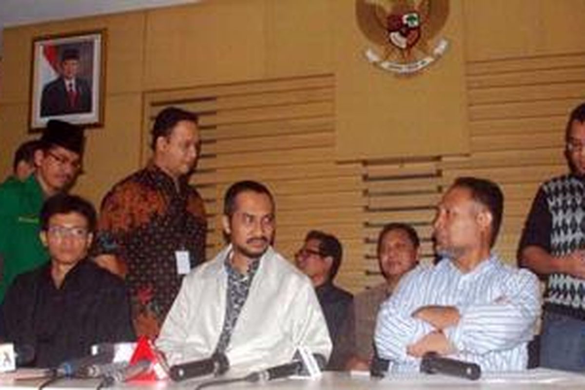 Ketua dan Wakil Ketua KPK bersama sejumlah tokoh dan aktivis melakukan jumpa pers di Gedung KPK, Jakarta, Sabtu dinihari (6/10/2012) Kehadiran para Aktivis merupakan reakasi dari datangnya sejumlah anggota Propam Polda Bengkulu Ke KPK untuk menjemput penyidik KPK Novel Baswedan.  