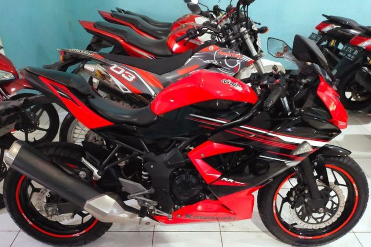 Ninja 250 cc bekas dijual seharga mulai Rp 19 - 25 jutaan di salah satu showroom di Pati