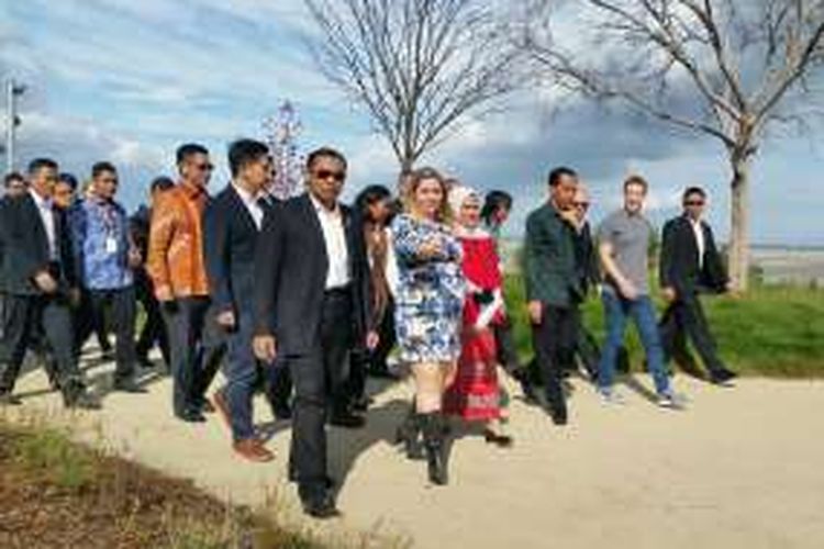 Abdee Negara (kelima dari kanan) tampak berada di antara rombongan Presiden Joko Widodo saat berkunjung ke kantor Facebook di Silicon Valley, San Francisco, AS, Rabu (17/2/2016).