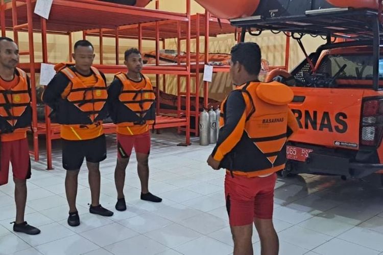 Personel Basarnas Ternate disiagakan untuk melakukan operasi pencarian dua orang penumpang kapal  LCT Bahana Putra dinyatakan hilang pada Senin (19/6/2023) sekitar pukul 09.31 Wit, tenggelam di perairan Pulau Batang Dua Ternate, Senin (19/6/2023). 