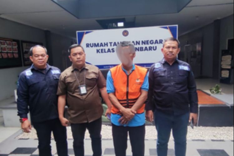 Pelaku pembalakan liar berinisial ADS ditangkap dan terancam lima tahun penjara. 