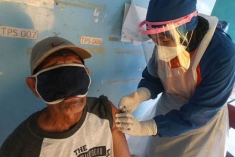 Petugas kesehatan menyuntikkan vaksin COVID-19 kepada ketua RT di Kota Kediri, Jawa Timur, Rabu (17/03).
