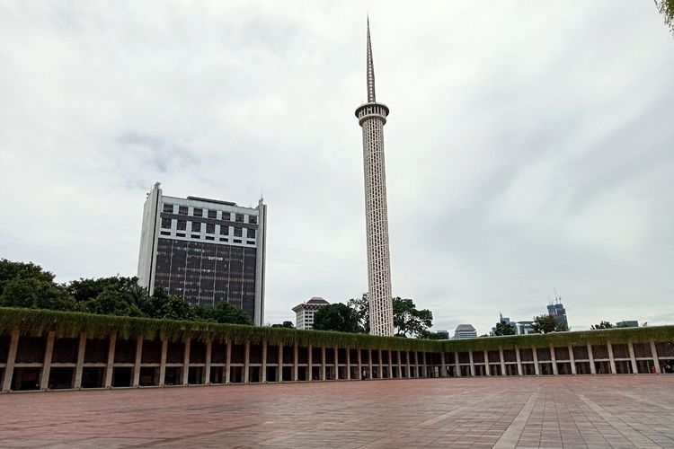 Satu menara Masjid Istiqlal melambangkan keesaan Allah SWT.