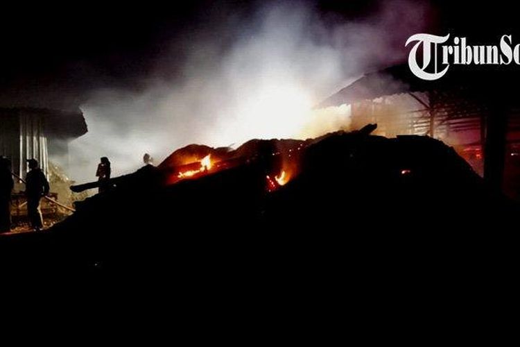 Kebakaran kandang ayam di Desa Jeruksawit, Kecamatan Gondangrejo, Kabupaten Karanganyar, Minggu (27/8/2023). 