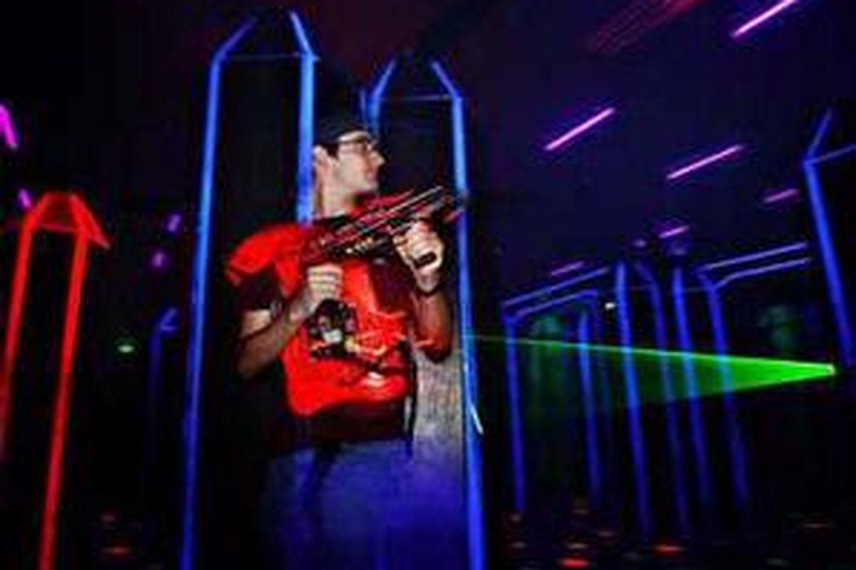 Main laser tag game, bisa keringatan juga!