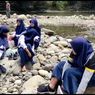 Jembatan Hanyut Diterjang Banjir, Ratusan Siswa Terisolasi Terpaksa Jalan Kaki 10 Km ke Sekolah