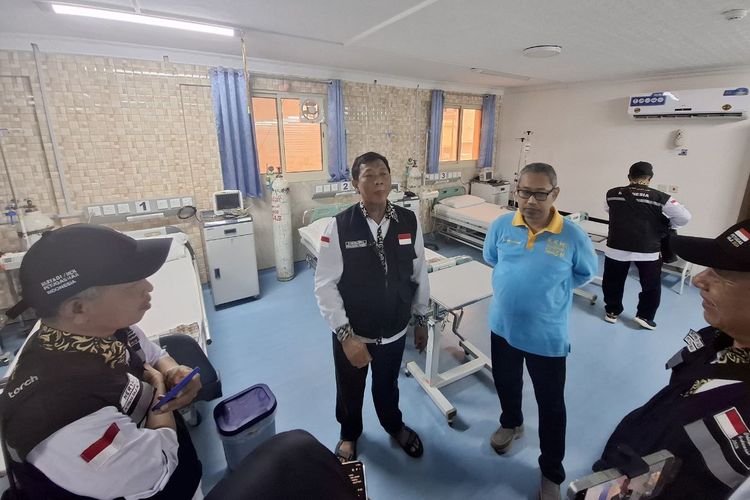 Kepala Klinik Kesehatan Haji Indonesia Karmijono memberikan keterangan di Madinah.