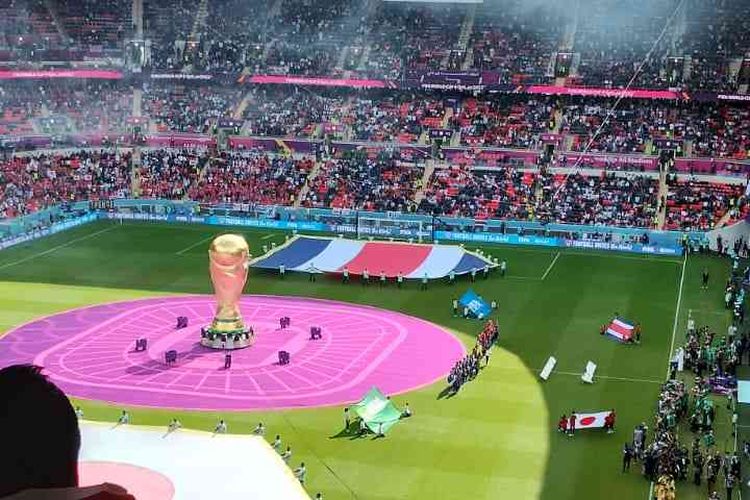 Suasana dari tribun di dalam stadion sesaat sebelum kick-off pertandingan antara Jepang vs Kostarika di Stadion Ahmad Bin Ali, Minggu (27/11/2022).