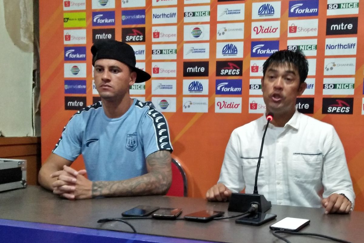 Pelatih Persela Lamongan, Nilmaizar (kanan) bersama Alex dos Santos.