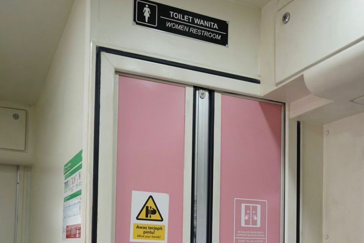 Fasilitas toilet khusus wanita berwarna merah muda di kereta KAI dihadirkan untuk meningkatkan kenyamanan dan keamanan penumpang perempuan selama perjalanan.