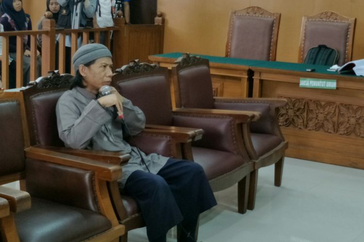 Aman Abdurrahman, terdakwa kasus peledakan bom di Jalan MH Thamrin pada awal 2016, saat diperiksa dalam persidangan di Pengadilan Negeri Jakarta Selatan, Jumat (27/4/2018).