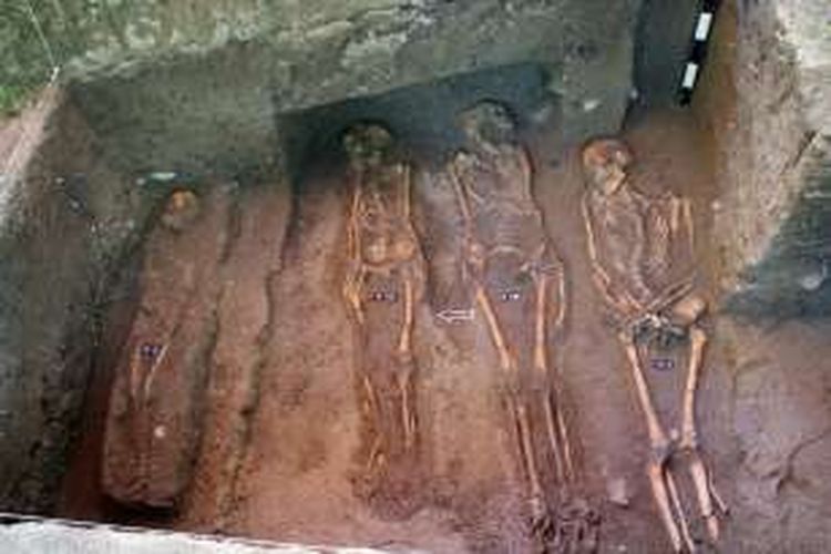 Posisi kerangka manusia prasejarah Gorontalo pada saat penggalian di Gorontalo. Diperkirakan umur kerangka ini sekitar 700 tahun