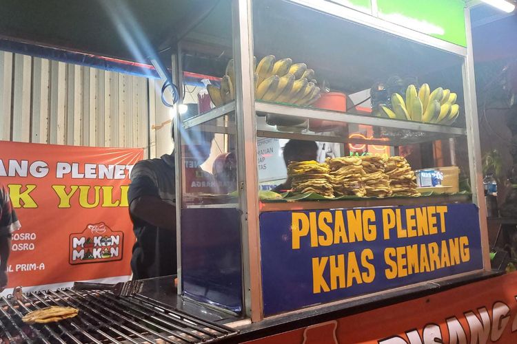 Pak Yuli sedang menyiapkan Pisang Plenet untuk pelanggan, Selasa (21/6/2022).