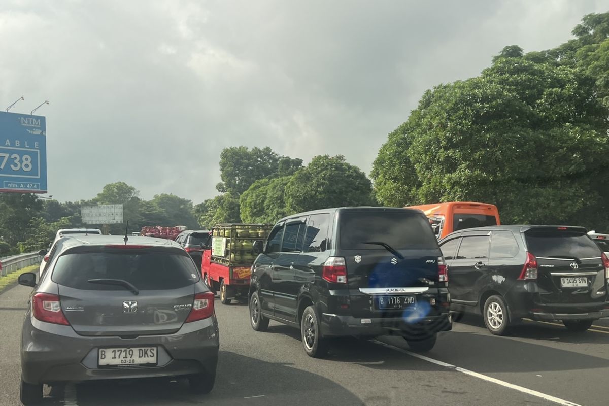 Kemacetan terjadi di exit tol Ciawi, Puncak Bogor, Jawa Barat, pada hari ketiga libur Lebaran 2024.