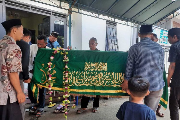 Jenazah Lilik Marsudi (55) korban kebocoran gas PLTP Dieng di rumah duka di Kampung Soekarno-Hatta, Kelurahan Rejowinangun Utara, Kecamatan Magelang Tengah, Kota Magelang, Minggu (13/3/2022).