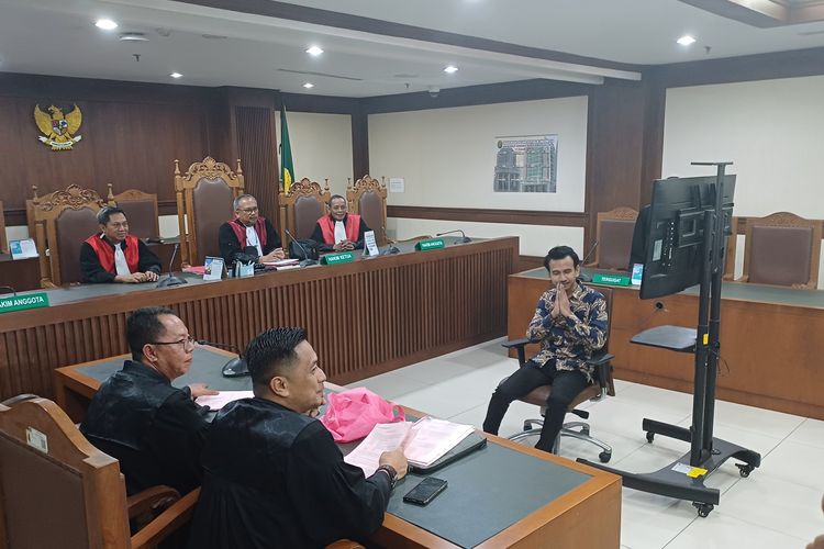 Penggiat Media Sosial Adam Deni menjalani sidang pembacaan tuntutan kasus pencemaran nama baik politikus NasDem Ahmad Saroni di Pengadilan Negeri Jakarta Pusat, Selasa (7/5/2024).