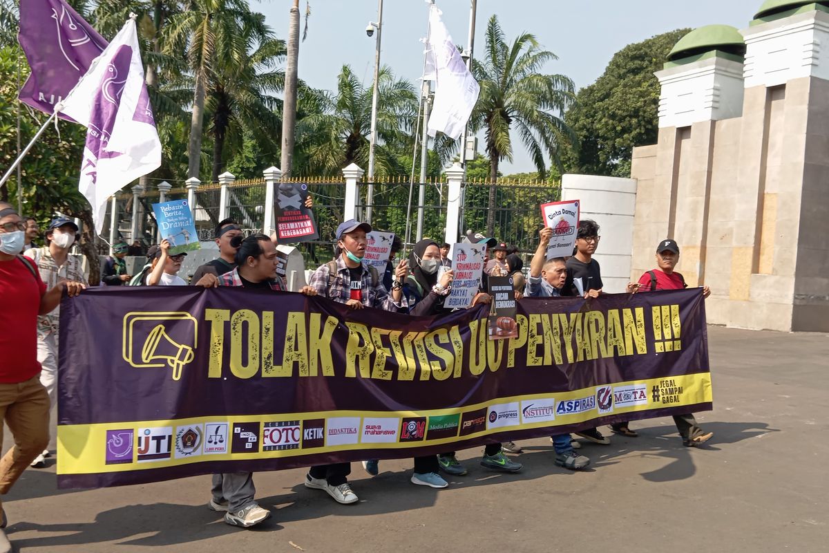 Gabungan aliansi organisasi pers berunjuk rasa di depan Gedung DPR, Jakarta Pusat, Senin (27/5/2024)