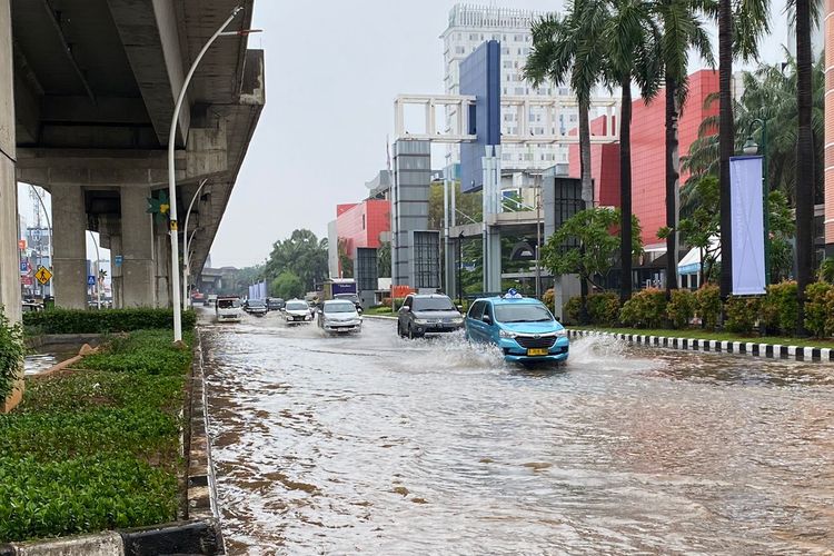 Ruas Jalan Boulevard  Raya, Kelapa Gading Timur, Kelapa Gading, Jakarta Utara, tampak banjir pada Jumat (22/3/2024). 
