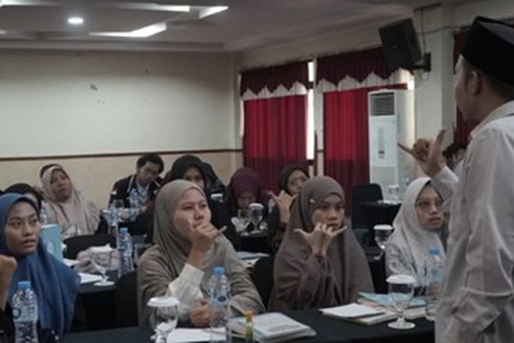 Dompet Dhuafa menggelar Pelatihan Al Quran Isyarat bagi para guru agama Islam di Sekolah Luar Biasa (SLB) se-Jabodetabek (Jakarta-Bogor-Depok-Tangerang-Bekasi) di Syahida Inn UIN Jakarta, Ciputat, Tangerang Selatan, Sabtu (27/9/2025).

