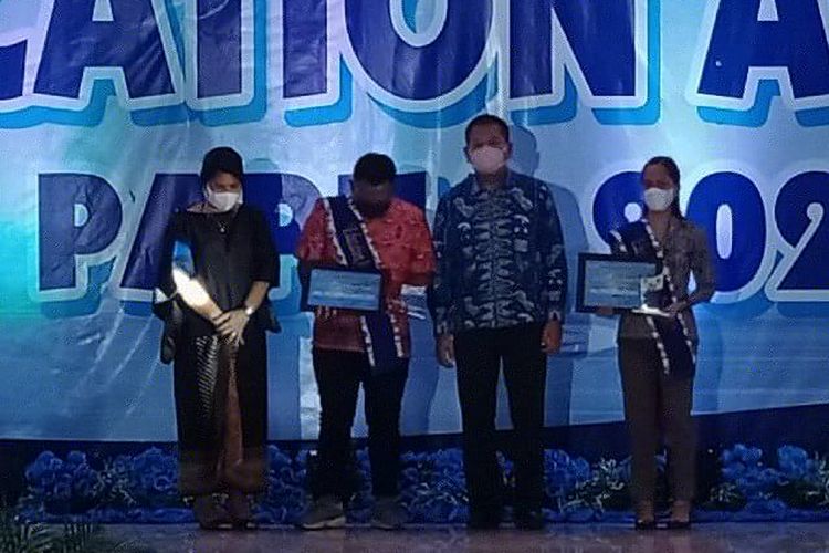 Wakapolda Papua Brigjen Eko menyerahkan penghargaan Education Award untuk dua guru korban penembakan KKB, Oktovianus Rayo dan Yonathan Renden, pada perayaan Hari Pendidikan Nasional 2 Mei 2021