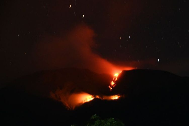 Aliran lava dari puncak Gunung Ile Lewotolok mengalir sejauh 1,2 kilometer ke sektor barat pada Minggu (12/5/2024) malam