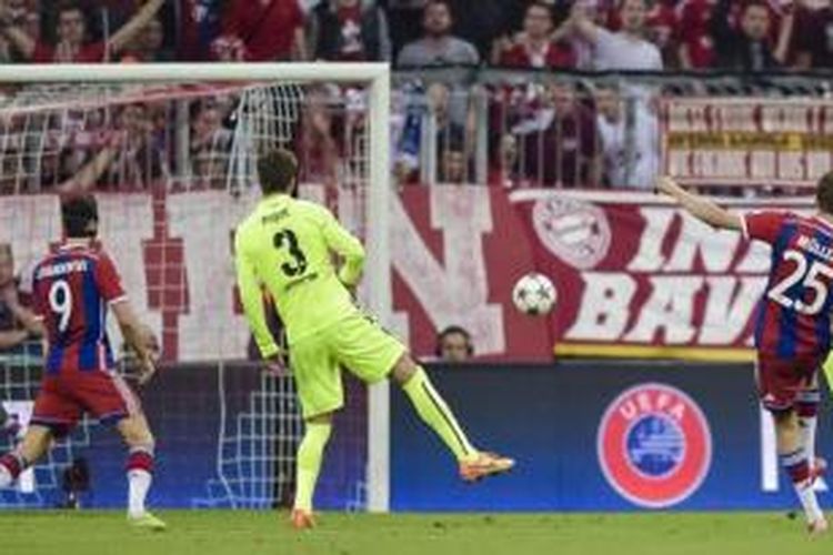 Gelandang Bayern Muenchen, Thomas Mueller (nomor 25), mencetak gol kemenangan timnya atas Barcelona pada semifinal Liga Champions di Stadion Allianz Arena, Muenchen, Selasa (12/5/2015).