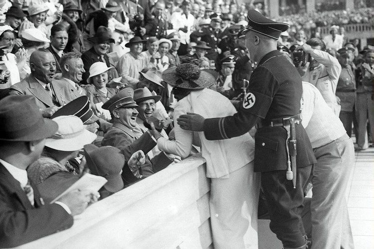 Hitler dalam sebuah foto langka, tampak dicium wanita kebangsaan Amerika yang menghadiri Olimpiade Berlin, 15 Agustus 1936, 84 tahun yang lalu.