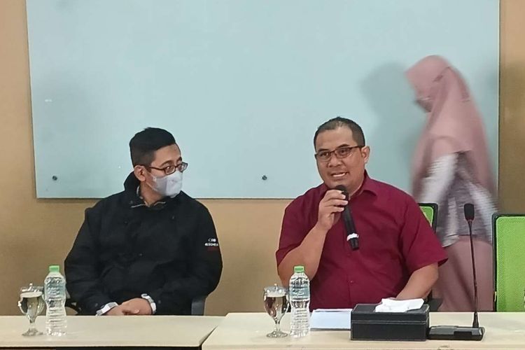 Presiden ACT Ibnu Khajar saat konferensi pers menanggapi pencabutan izin dair Kemensos di kantor ACT Jakarta Selatan, Rabu (6/7/2022).