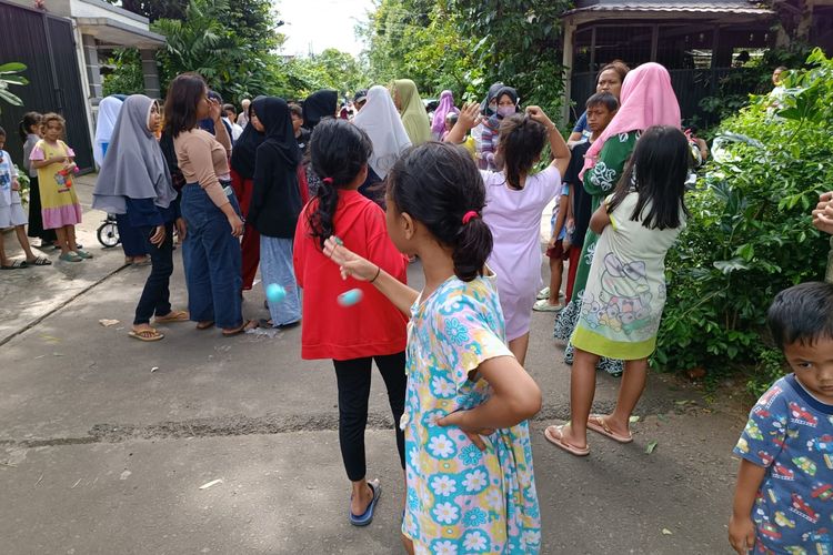 Banyak bocah bermain lato-lato di kawasan rumah mewah yang viral karena terbengkalai di Kelurahan Jatinegara, Kecamatan Cakung, Jakarta Timur, Jumat (6/1/2023).