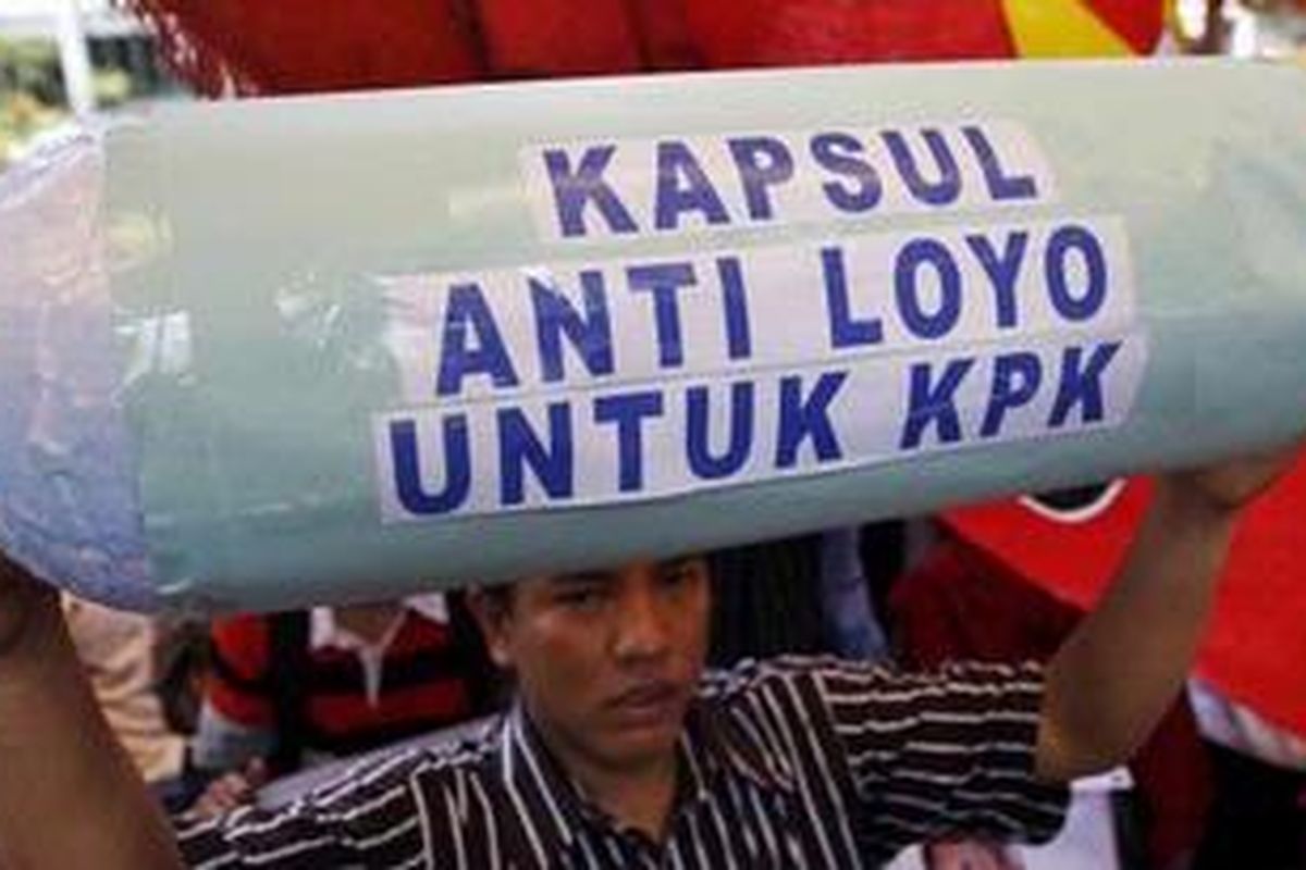 Aktivis Gerakan Indonesia Bersih (GIB), menggelar aksi di depan Gedung Komisi Pemberantasan Korupsi (KPK), Jakarta, Senin (4/1/2010). Selain melakukan orasi, mereka juga memberikan kapsul anti loyo kepada KPK, sebagai simbol lambatnya pemberantasan korupsi terutama penanganan kasus Bank Century. 