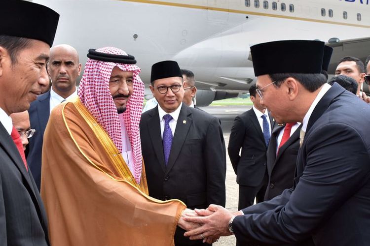 Gubernur DKI Jakarta Basuki Tjahaja Purnama bersalaman dengan Raja Arab Saudi Salman bin Abdulaziz al-Saud, di Bandara Halim Perdanakusuma, Jakarta Timur, Rabu (1/3/2017).
