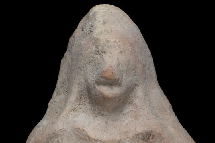 Arca berbentuk wanita berkerudung yang bertelanjang dada berusia 2.500 tahun yang ditemukan Zvi Ben-David saat piknik bersama keluarganya di Gurun Negev.