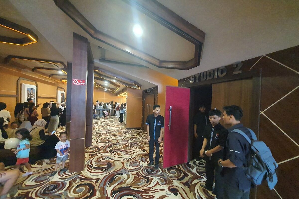 Warga Gunungkidul antre membeli tiket bioskop di Kapanewon Wonosari. Selasa (15/4/2025)