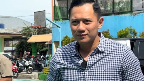 Naik Mobil "Double Cabin", AHY Mencoblos di TPS 28 Cipete Utara