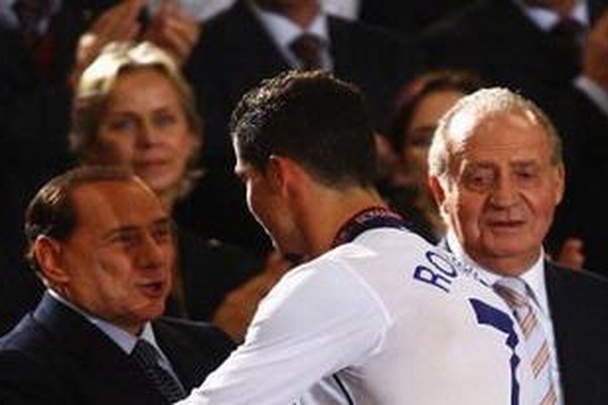 Presiden AC Milan, Silvio Berlusconi (kiri), bersalaman dengan striker Real Madrid, Cristiano Ronaldo. Berlusconi ingin memiliki Ronaldo sebagai pemain Milan.
