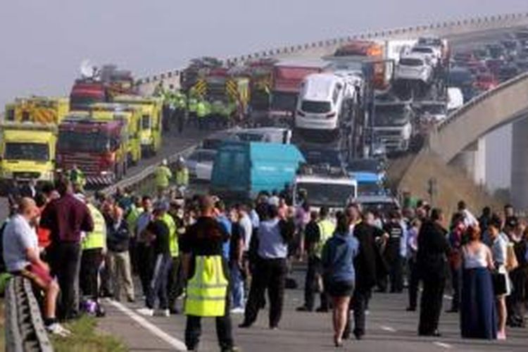 Lebih dari 100 mobil bertabrakan karena kabut tebal di jembatan Sheppey, Kent, Inggris.