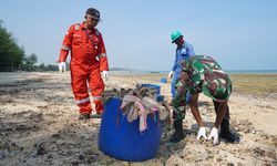 Peringati Hari Peduli Sampah, Pertamina Bersih-bersih Pantai Panduri Tuban