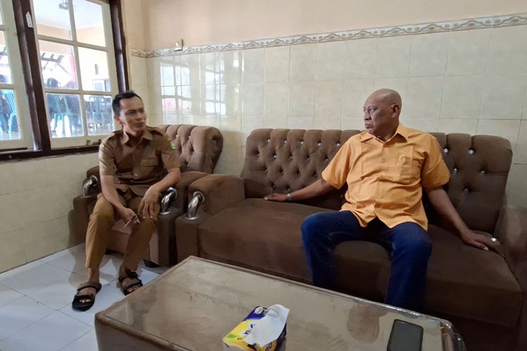 Ketua PKDI Sumenep, Abdul Hayat, saat berbincang di balai desa Pinggir Papas, Kecamatan Kalianget, Sumenep, Jawa Timur, Senin (8/12/2025).
