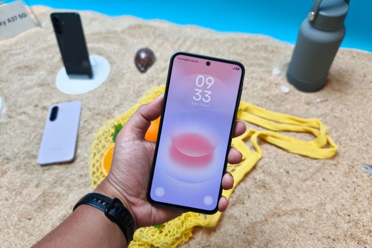 Melihat bagian depan Galaxy A37 5G dalam acara Hands-On Samsung Galaxy A37 5G di Teru, Kebayoran Baru, Jakarta Selatan, Kamis (9/4/2026).