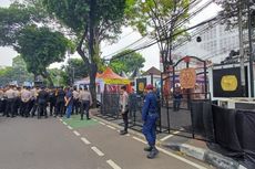 Kondisi di Depan Gedung KPU RI Jelang Debat Capres-Cawapres, Aparat Sudah Berjaga, PKL Jualan di Trotoar