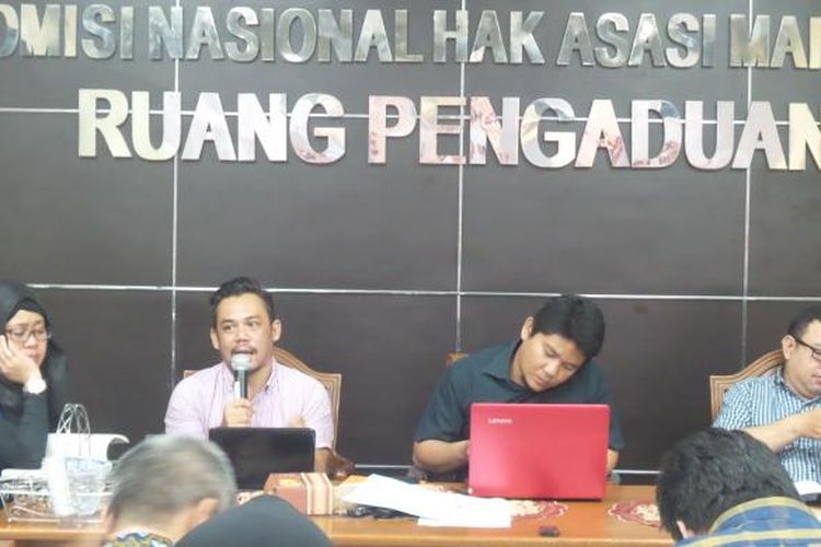 Tiga penulis buku Rekam Jejak Kontribusi Komnas HAM dalam Pembentukan Undang-Undang Nomor 8 Tahun 2016 tentang Penyandang Disabilitas, dari kiri ke kanan Eva Nila Sari, Yossa Nainggolan (koordinator), dan Banu Abdillah dalam diskusi di Kantor Komnas HAM, Jumat (17/2/2017).