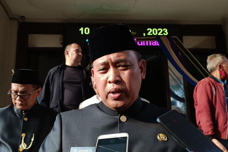 Pelaksana Tugas (Plt) Wali Kota Bekasi Tri Adhianto saat ditemui awak media setelah menghadiri rapat paripurna istimewa di gedung DPRD Kota Bekasi, Jumat (10/3/2023).